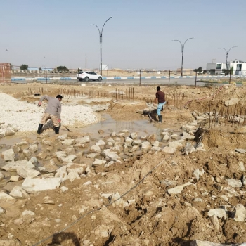 تخلیه آب باران از  بلوک ها توسط کفکش های برقی قبل از اجرا سنگ چینی