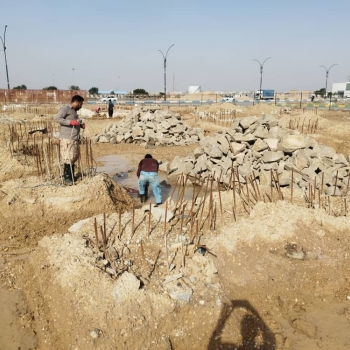 تخلیه آب باران از  بلوک ها توسط کفکش های برقی قبل از اجرا سنگ چینی